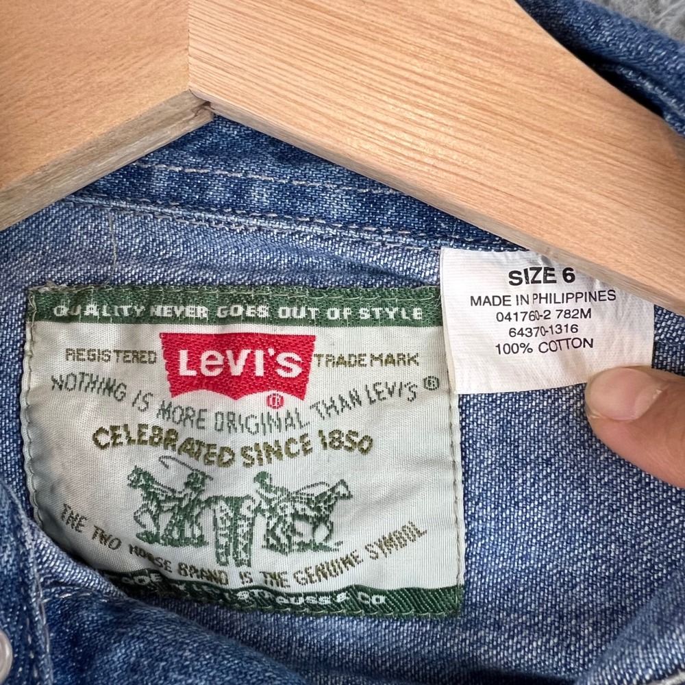 Levis Kids Medium Wash Blue Denim Button Down Shirt Size 6 - Picture 7 of 8